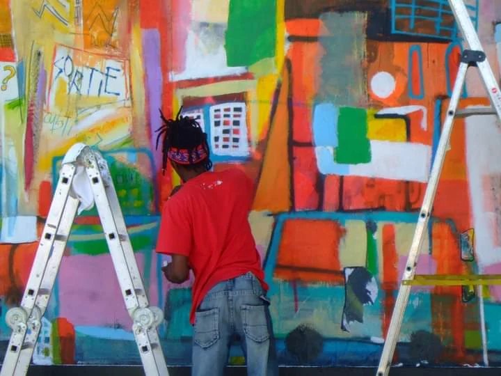 Intervention murale — entre les échelles